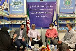 حضور رئیس اتحادیه ناشران مالزی در غرفه سازمان فرهنگ و ارتباطات اسلامی